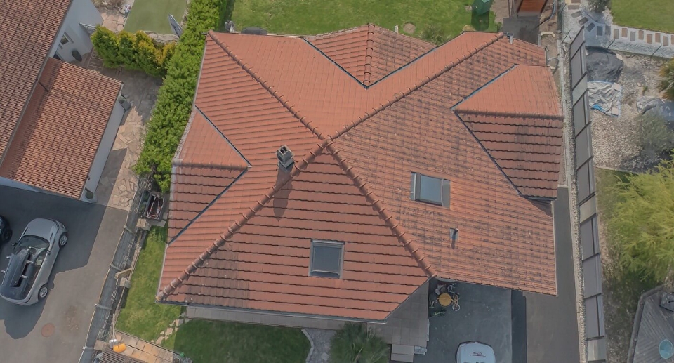 Vue aérienne détaillée lors d'une inspection de toiture.