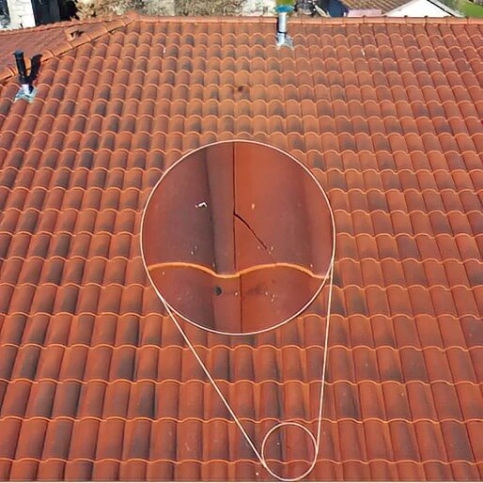 Zoom précis sur un défaut identifié pendant l'inspection de toiture.