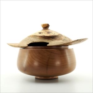 Photo d'un bol artisanal en forme de chapeau.