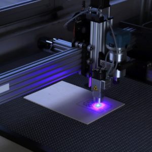 Images illustrant le processus de gravure et de découpe au laser.
