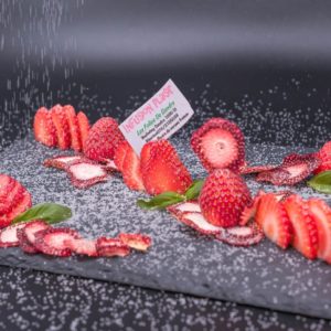 Packshot de fraises fraîches et de fraises séchées destinées à l'infusion.