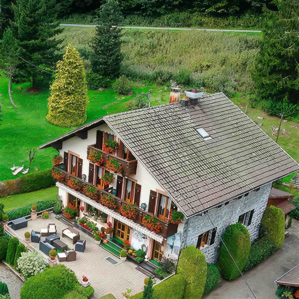 Vue aérienne de la Suisse capturée par une prise de vue immobilière, montrant le paysage naturel.